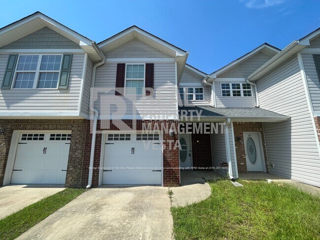 Building Photo - Charming Two Bedroom Townhome in a Great N...