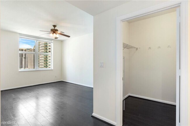 Building Photo - 3 br, 2 bath Condo - 511 SE 5th Ave Apt 1416