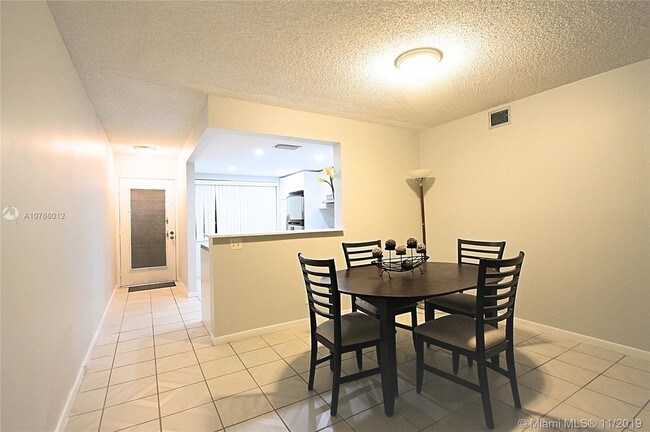 Building Photo - 2303 Lucaya Ln