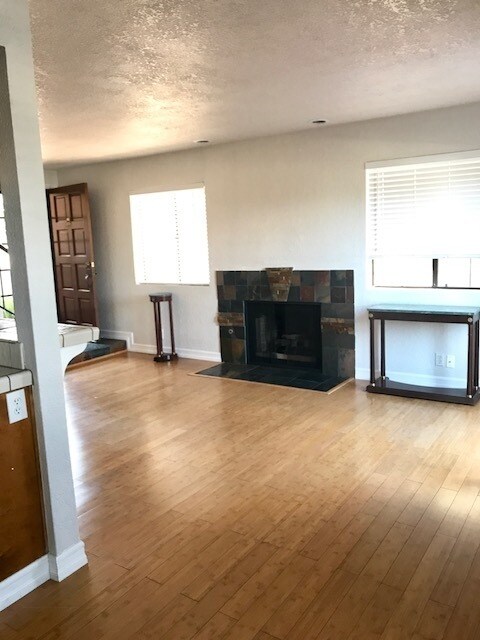 Foto del edificio - COMING SOON! 2 bedroom 2.5 bath townhouse ...