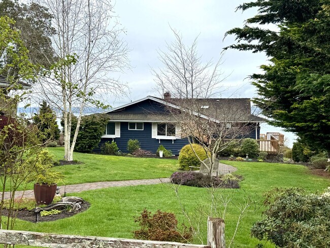 Foto del edificio - Absolutely Stunning waterfront with stairs...