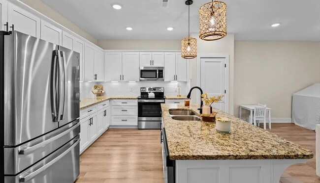 Foto del edificio - Like new modern maintenance free 3 bedroom 2.5 bath townhouse in Greensboro. Lawn care included.