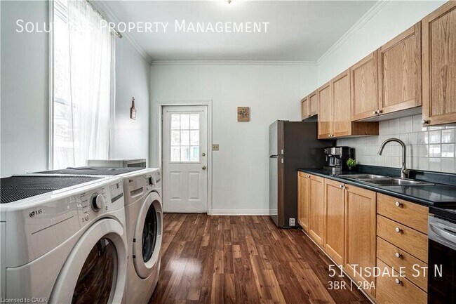 Building Photo - Beautiful Spacious Family Home