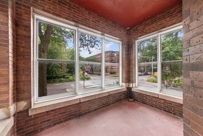 Building Photo - 1353 W Catalpa Ave