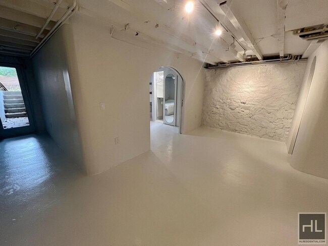 Foto del edificio - 1BR Entire Floor Of Fully Furnished Duplex...