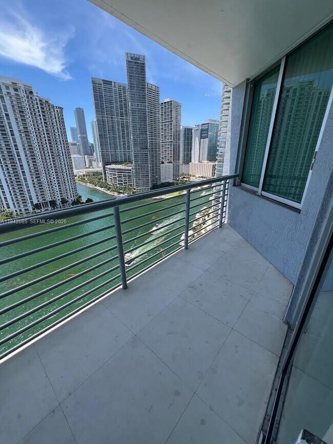Foto del edificio - 325 S Biscayne Blvd