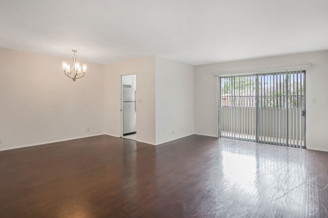 Building Photo - 320 N La Peer Dr