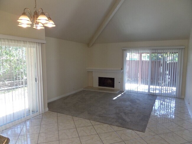 Foto del edificio - 3 Bedroom-2 Bathroom Single Story Home in ...