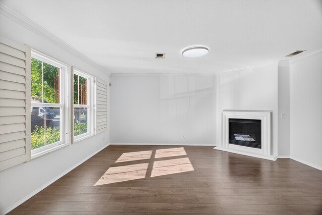 Building Photo - 1757 E Flora St