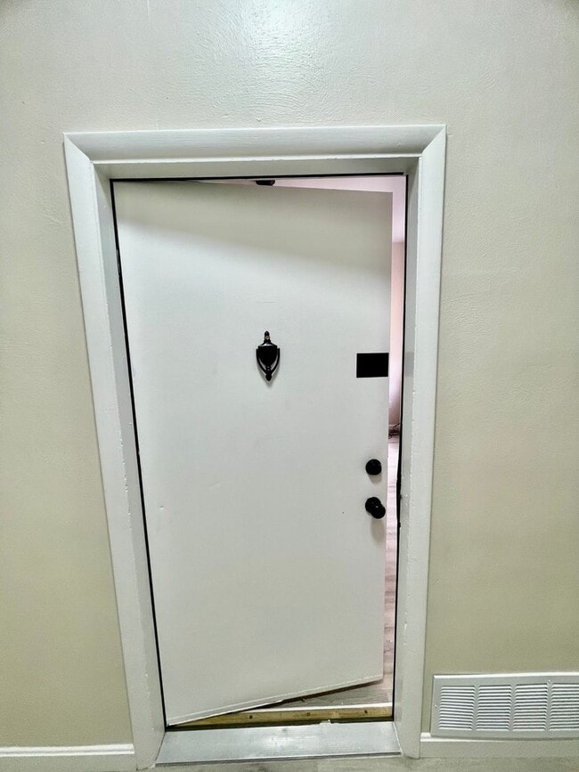 Building Photo - 112 Hemlock St