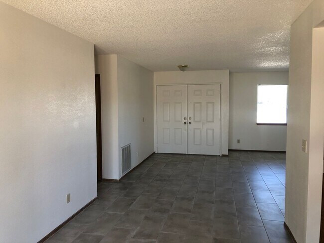 Building Photo - Apple Valley 3 Bedroom Home