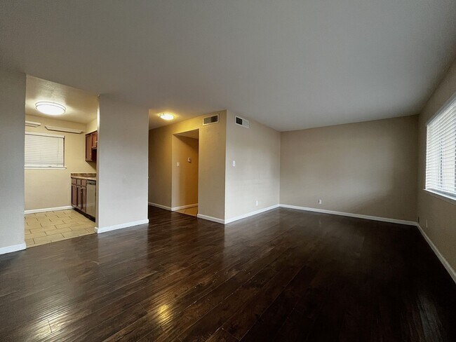 Foto del edificio - 1/2 Off First Months Rent! Absolutely darling, fully remodeled, single story, updated condo in a ...