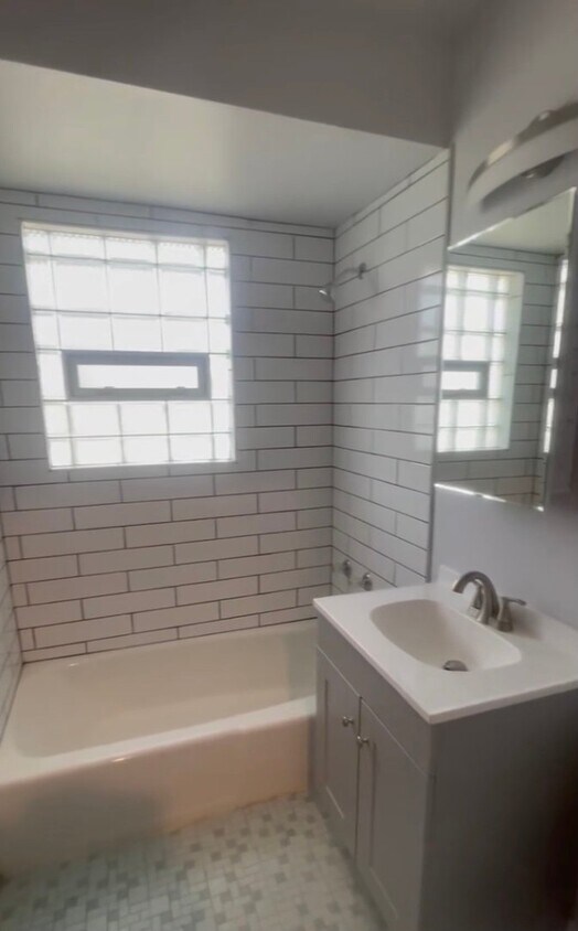 Foto del edificio - 2204 W 123rd St