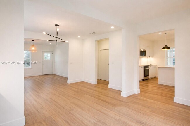 Foto del edificio - 640 NE 71st St