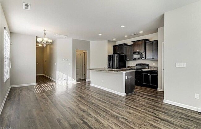 Foto del edificio - 3 Bedroom 2.5 Townhome available now
