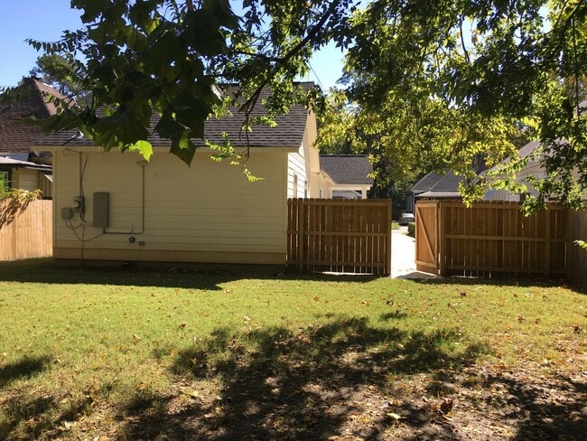 Building Photo - Driveway Now Has an Electric Gate!! Beauti...