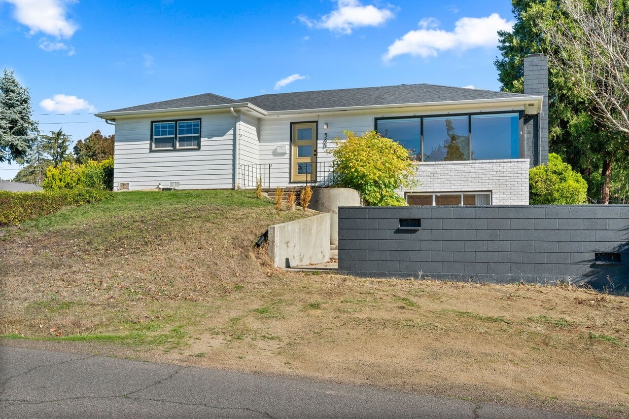 Primary Photo - 3 Bedroom 3 Bath House