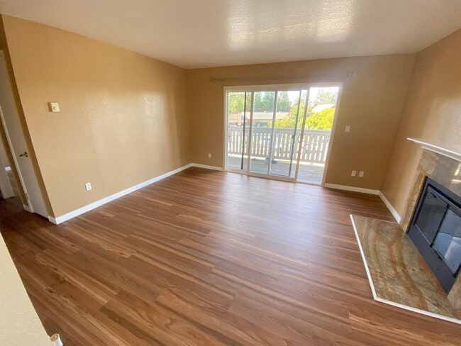 Foto del edificio - Top Floor Large, Bright & Spacious Two Bedroom Condo W/ Parking & Laundry!