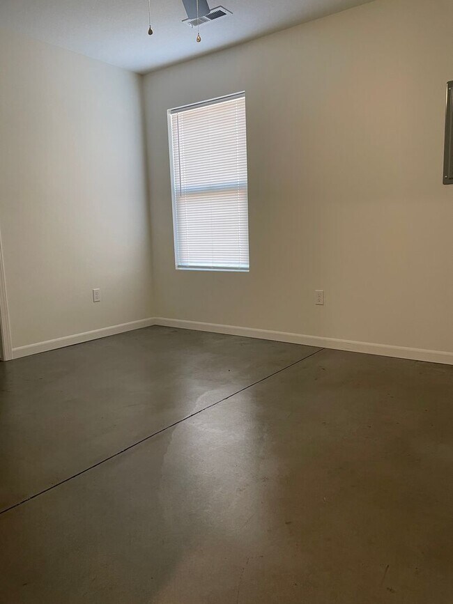 Building Photo - 3 Bedroom 2 bath Duplex with Garage Near WSU