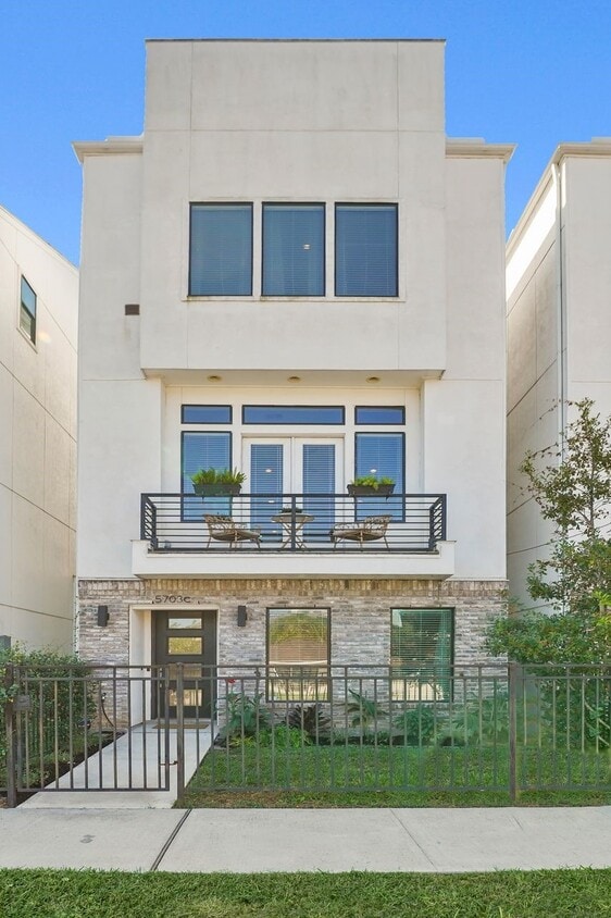 Foto del edificio - 5703 Larkin St