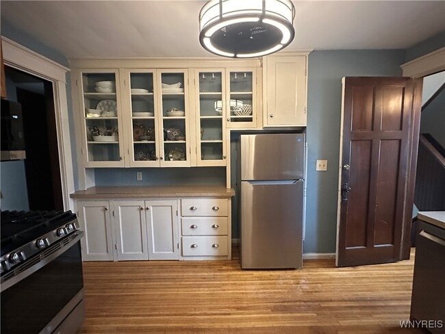 Building Photo - 365 W Utica St