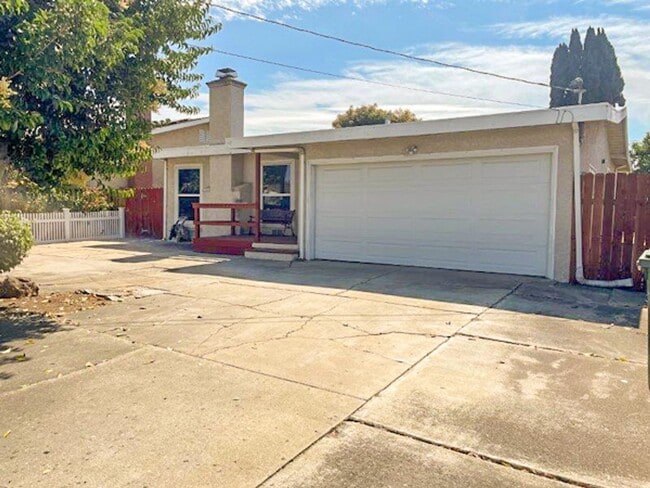 Building Photo - 3 Bed 2 Bath Home in Newark with Large Backyard! Small Pets Welcomed!