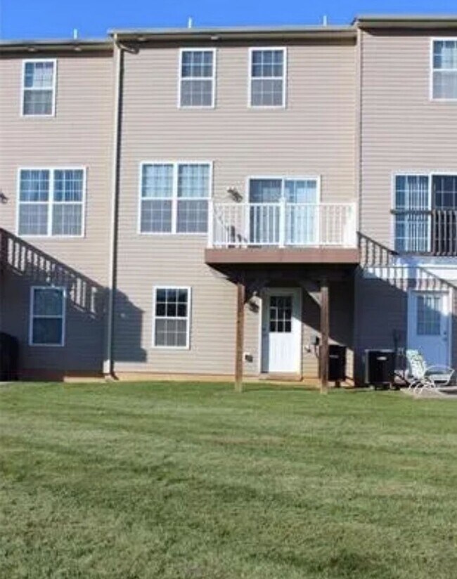 Building Photo - Great 3 / 4 bedroom home in Lower Macungie...