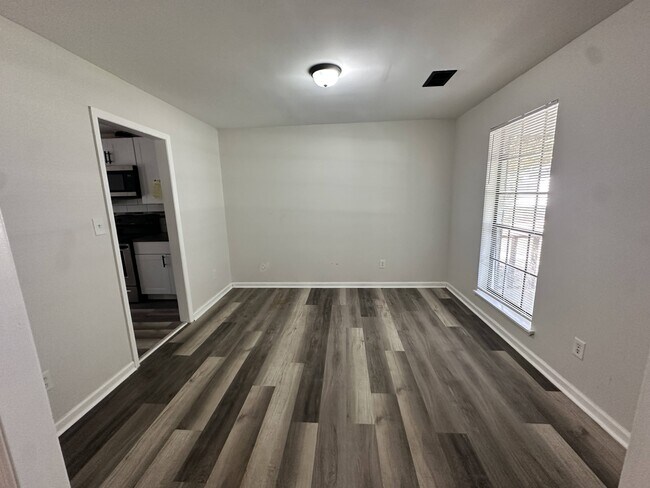 Foto del edificio - 9011 Liberty Ln