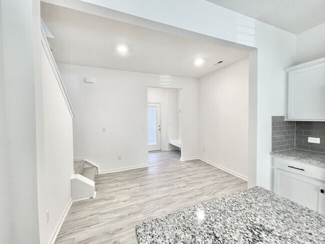 Foto del edificio - 2 br 2.5 ba  Charming townhome community  ...