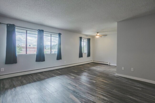 Foto del edificio - Updated Unit next to CMU with Pool!