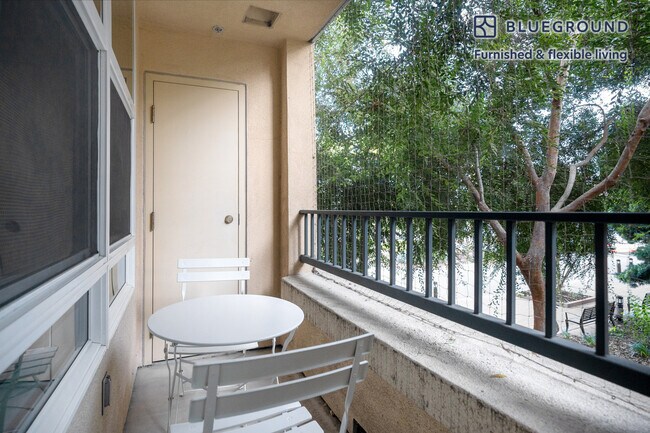 Foto del edificio - 853 Commodore Dr