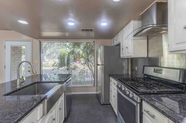 Foto del edificio - 3901 Knollwood Dr