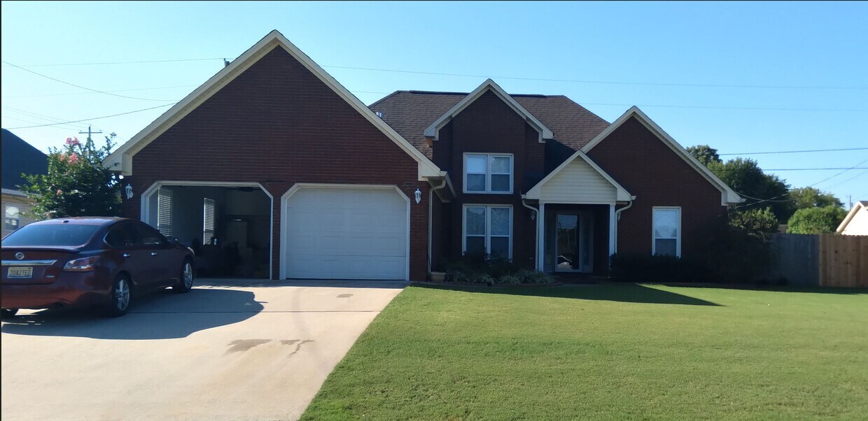 208 E Pershing Ave, Muscle Shoals, AL 35661 House Rental in Muscle
