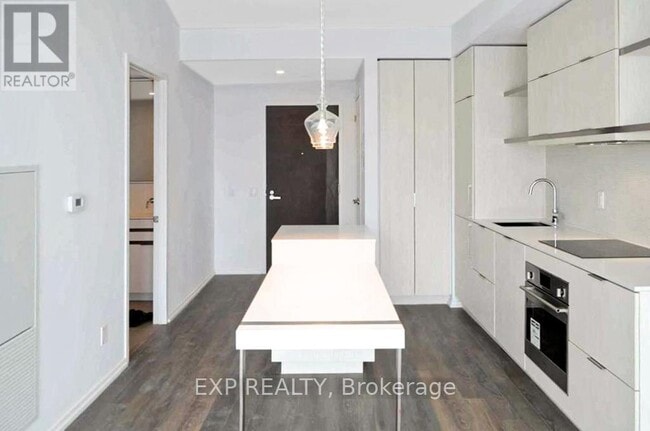 Building Photo - 197 Yonge St