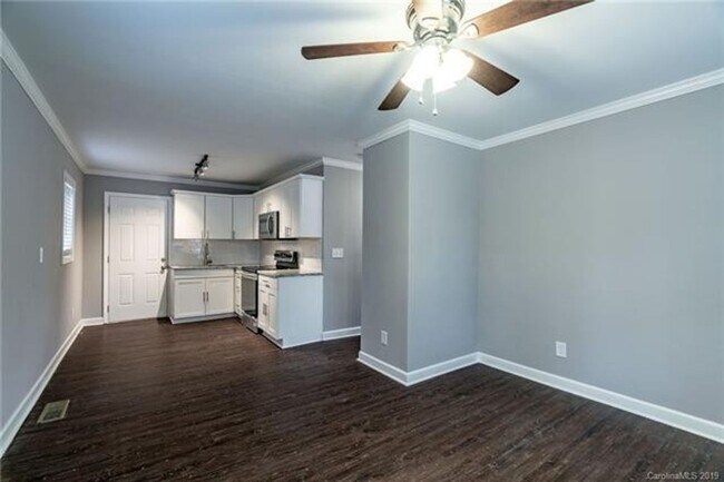 Foto del edificio - Two Bedroom Duplex Great Features and Comf...