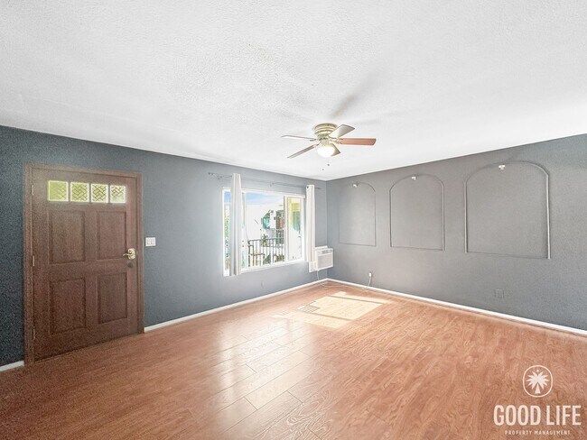 Foto del edificio - Beautiful 2B 1BA Condo w/ Reserved Parking and Wall AC!