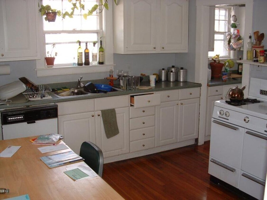 Pets-Friendly, Porch, Laundry on a Site, Parking for Rent, Yard - Pets-Friendly, Porch, Laundry on a Site, Parking for Rent, Yard