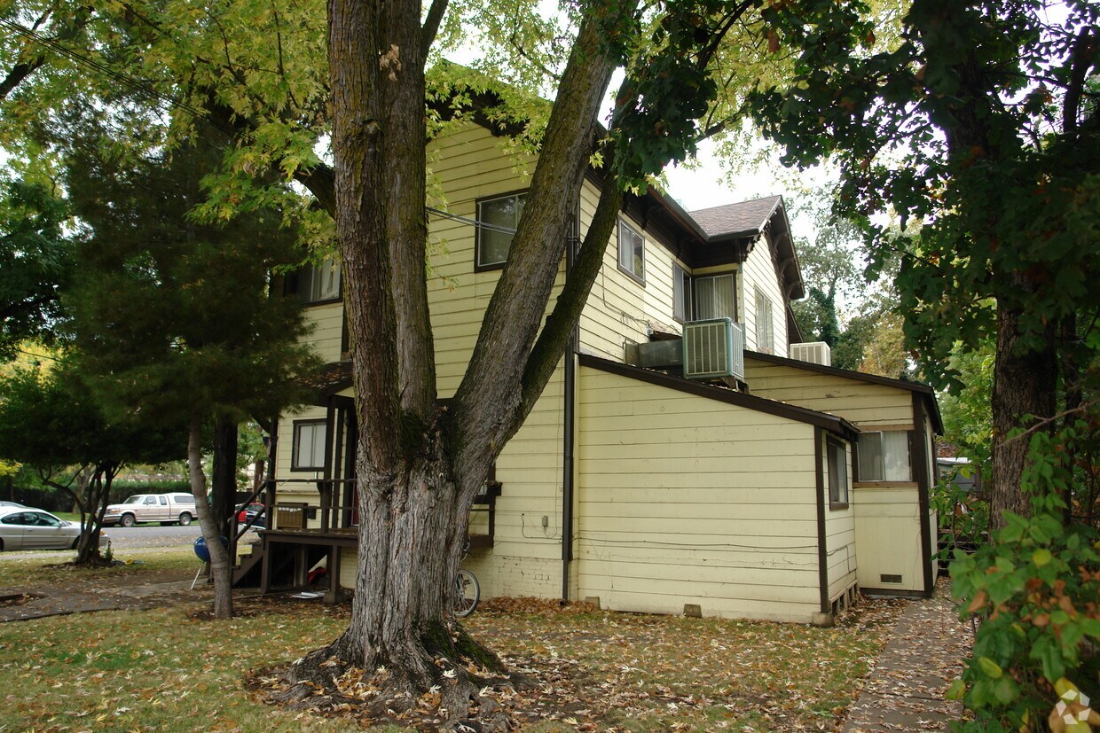 Building Photo - 742 W 4th St