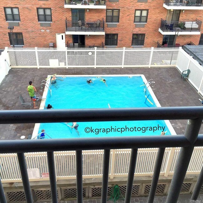 Foto del edificio - 220 W Broadway