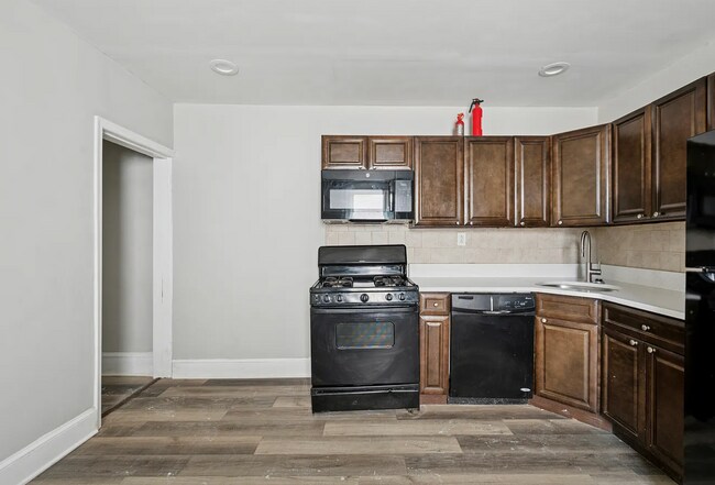 Building Photo - 424 N 64th St