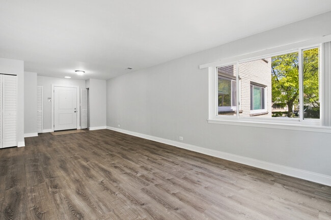 Building Photo - 2333 W Lunt Ave