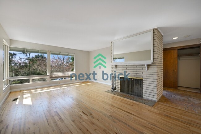 Building Photo - Spacious 3 beds and 2.5 bath Bellevue Home in Prime Location Ready for Move in!