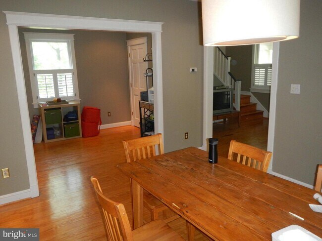 Foto del edificio - 8807 Hawkins Ln