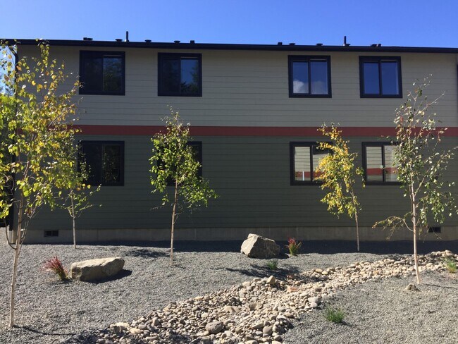 Backside of building - landscaped common area for tenants. - 1523 SE Honeysuckle Loop