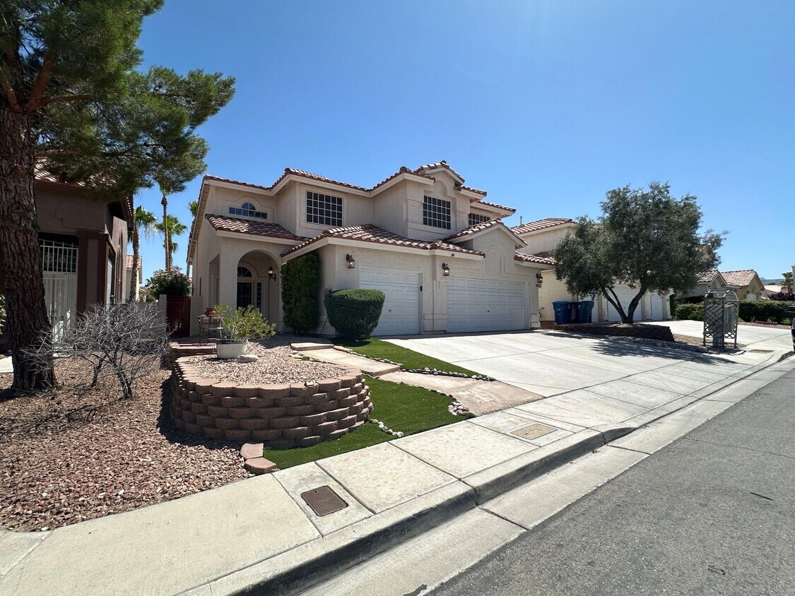 Foto principal - Great Three Bedroom Spring Valley Home wit...