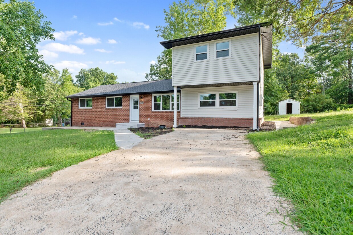 Primary Photo - 905 Springdale Dr