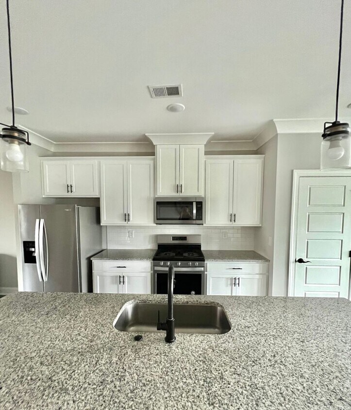 Building Photo - 3 Bedroom/ 3 Bathroom Home Available Now!