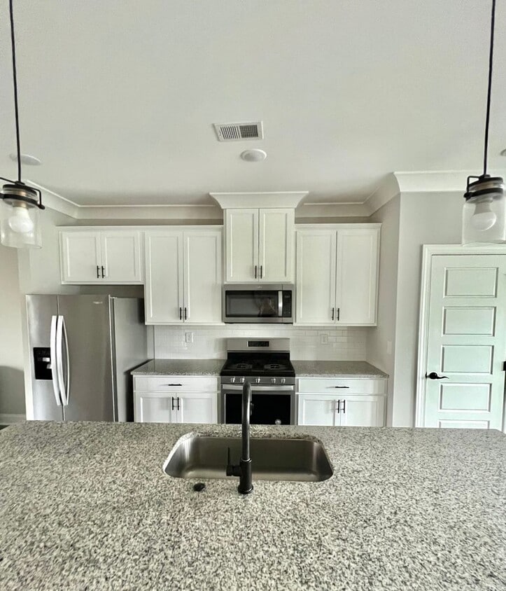 Foto del edificio - 3 Bedroom/ 3 Bathroom Home Available Now!