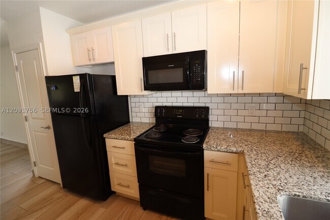 Foto del edificio - 605 NE 28th St