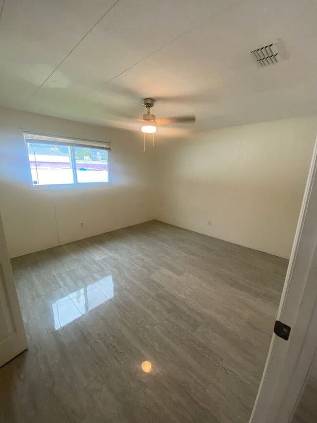 Foto del edificio - 3 bed, 1 Bath St. Petersburg FL